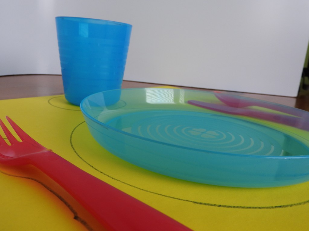Nakrywanie do stołu – zabawa sensoryczna SI,&nbsp;ASD