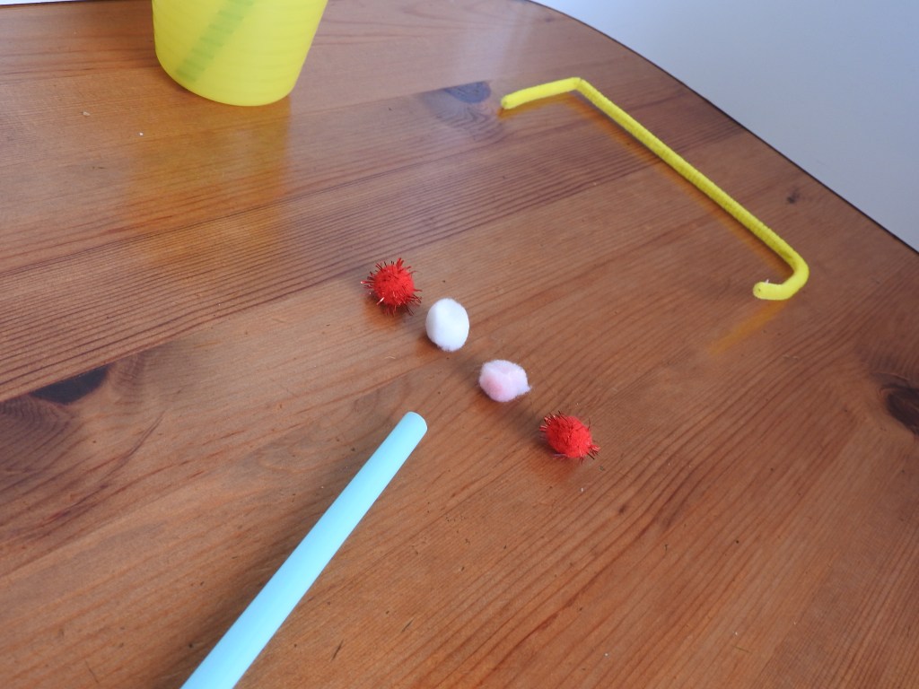 Wyścigi w dmuchaniu – zabawa logopedyczno –&nbsp;sensoryczna