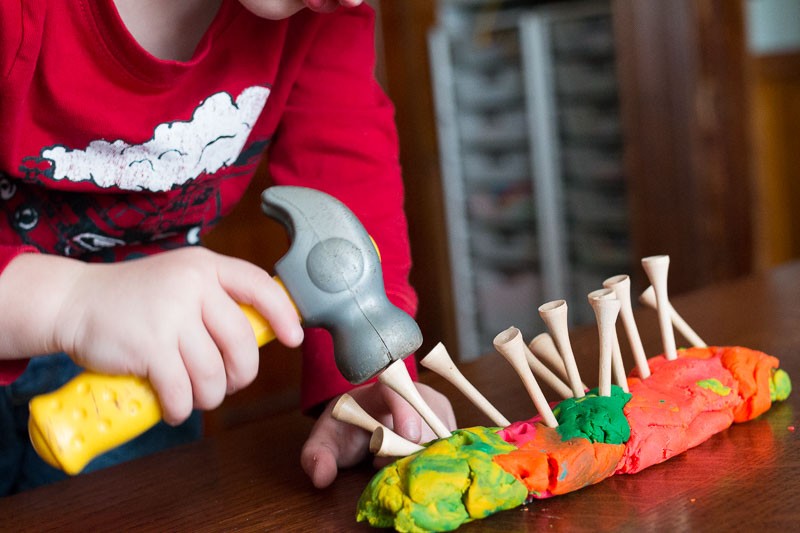 Wbijanie gwoździ – zabawa&nbsp;sensoryczna