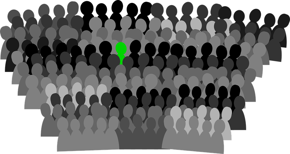 Zwrot „Przepraszam” podczas przeciskania się przez tłum – historyjka&nbsp;społeczna