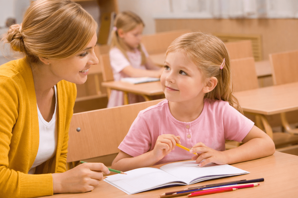 Przykładowa ocena opisowa śródroczna – klasa I  – 7 gotowych wariantów + bank zwrotów do&nbsp;wklejenia